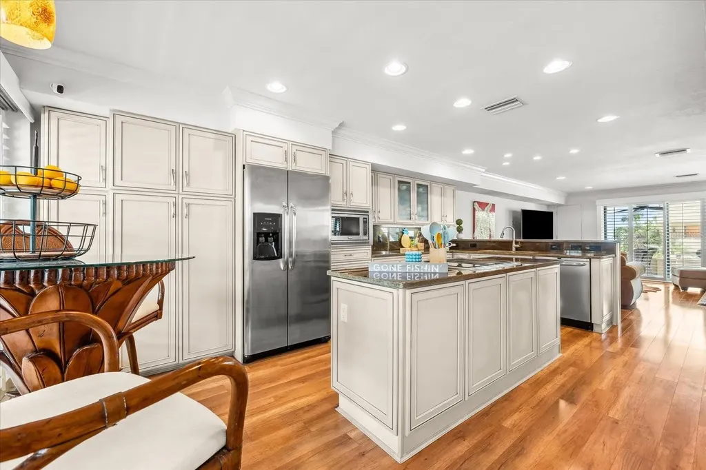 548A Beach Road Sarasota FL 34242