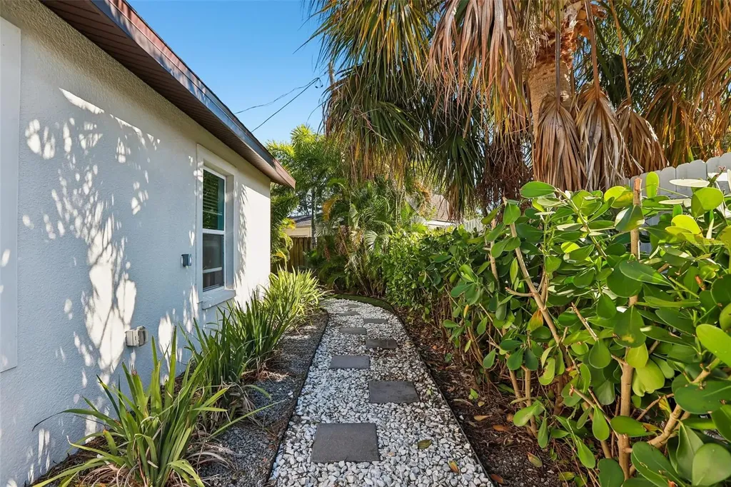 1524 Connecticut Avenue NE St Petersburg FL 33703