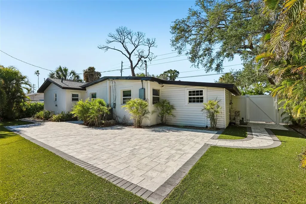 1524 Connecticut Avenue NE St Petersburg FL 33703
