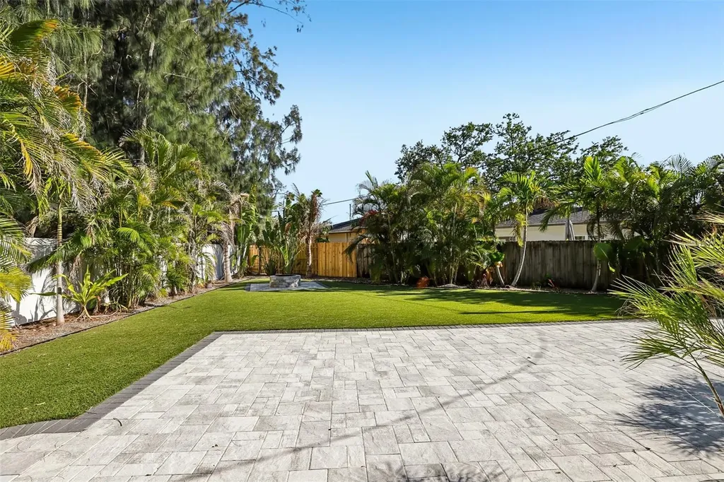1524 Connecticut Avenue NE St Petersburg FL 33703