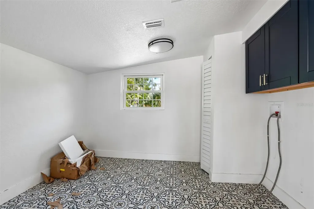 1524 Connecticut Avenue NE St Petersburg FL 33703