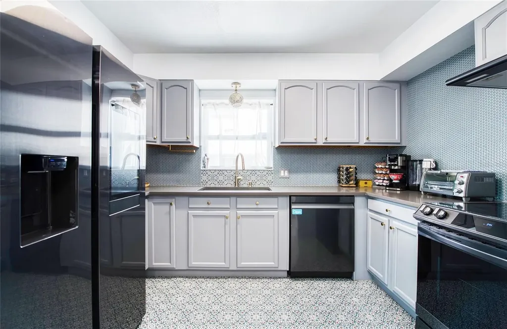 425 46th Avenue S St Petersburg FL 33705