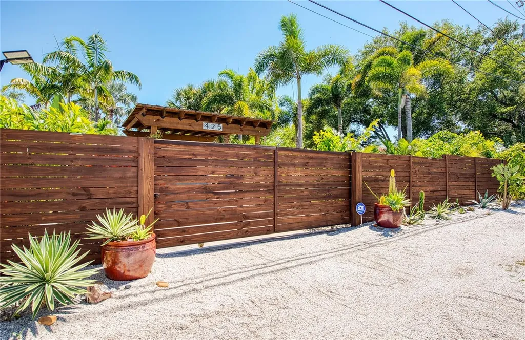 425 46th Avenue S St Petersburg FL 33705