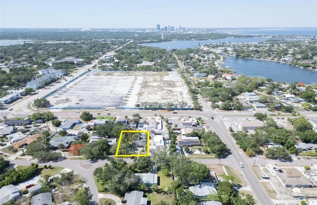425 46th Avenue S St Petersburg FL 33705