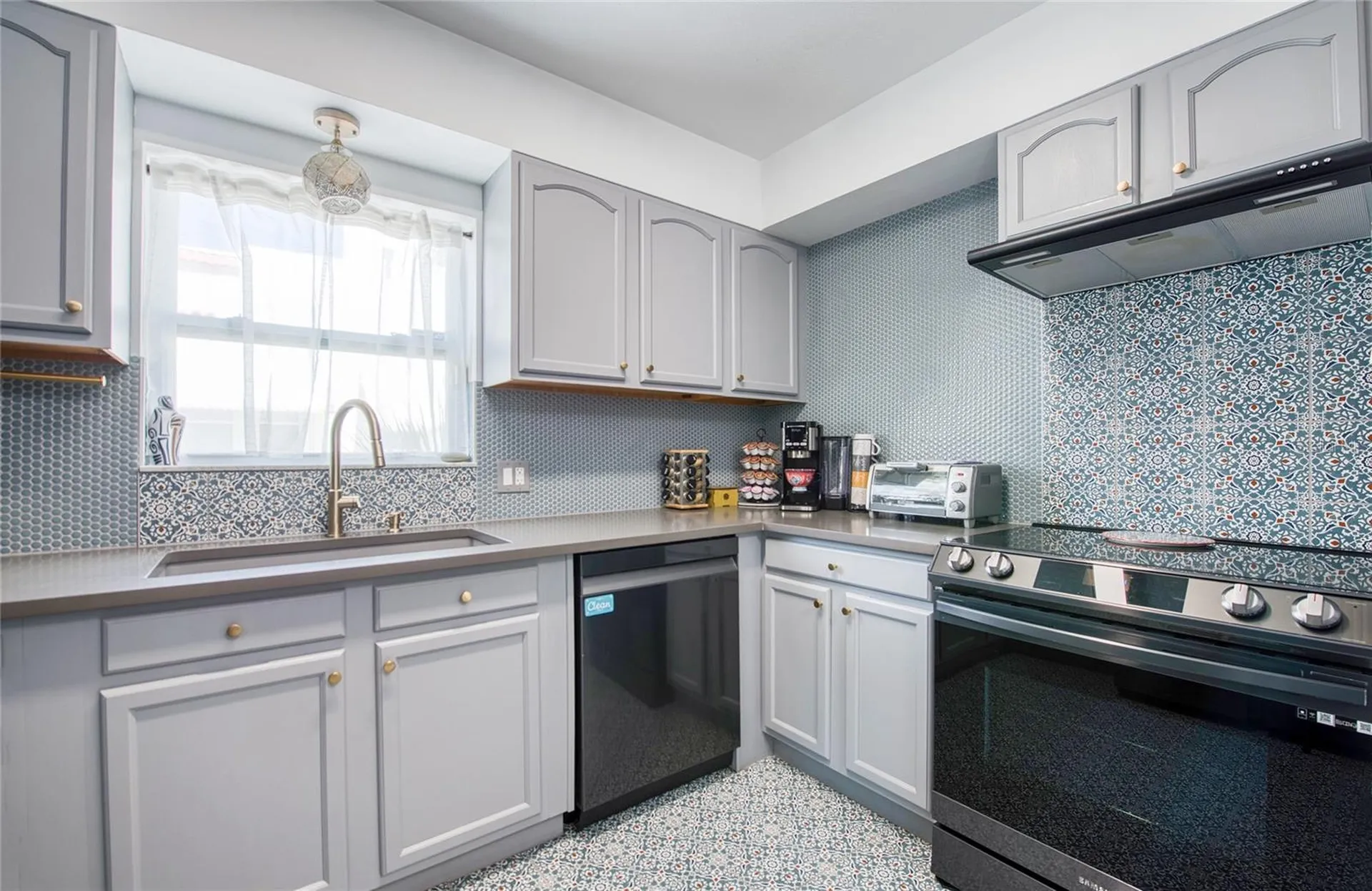 425 46th Avenue S St Petersburg FL 33705
