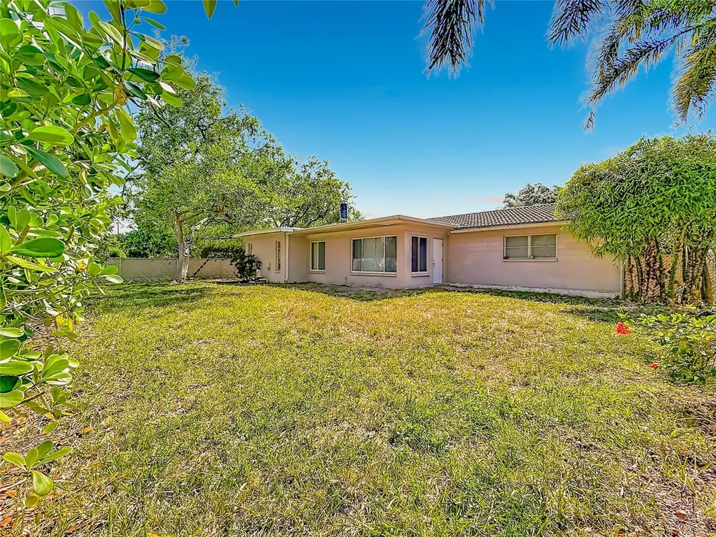 211 NW Monroe Circle N St Petersburg FL 33702