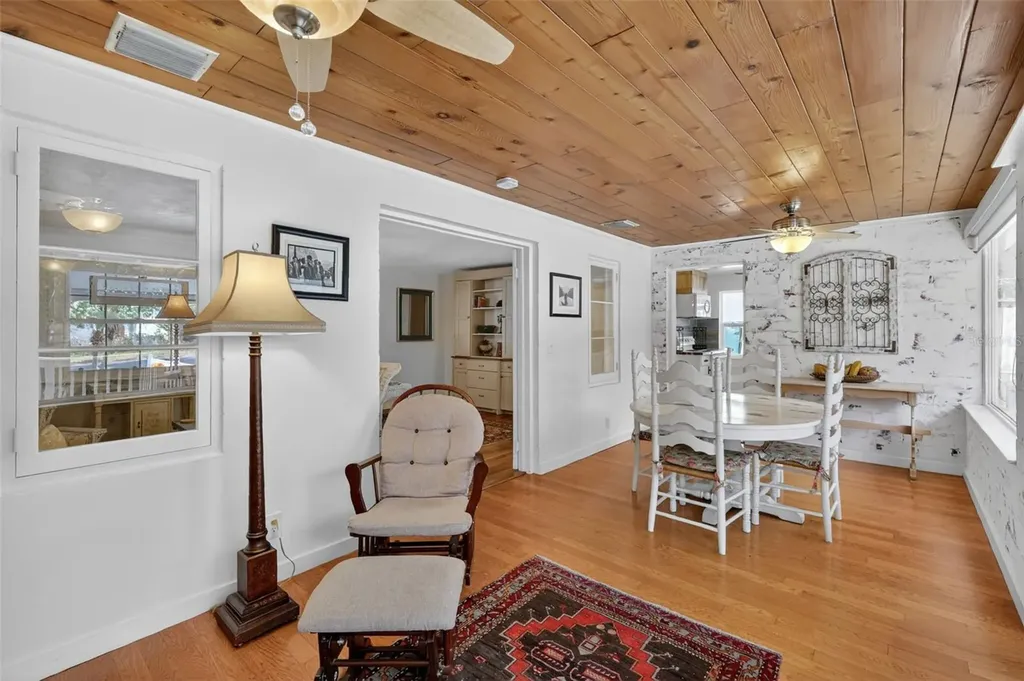 422 W 11th Avenue Mount Dora FL 32757