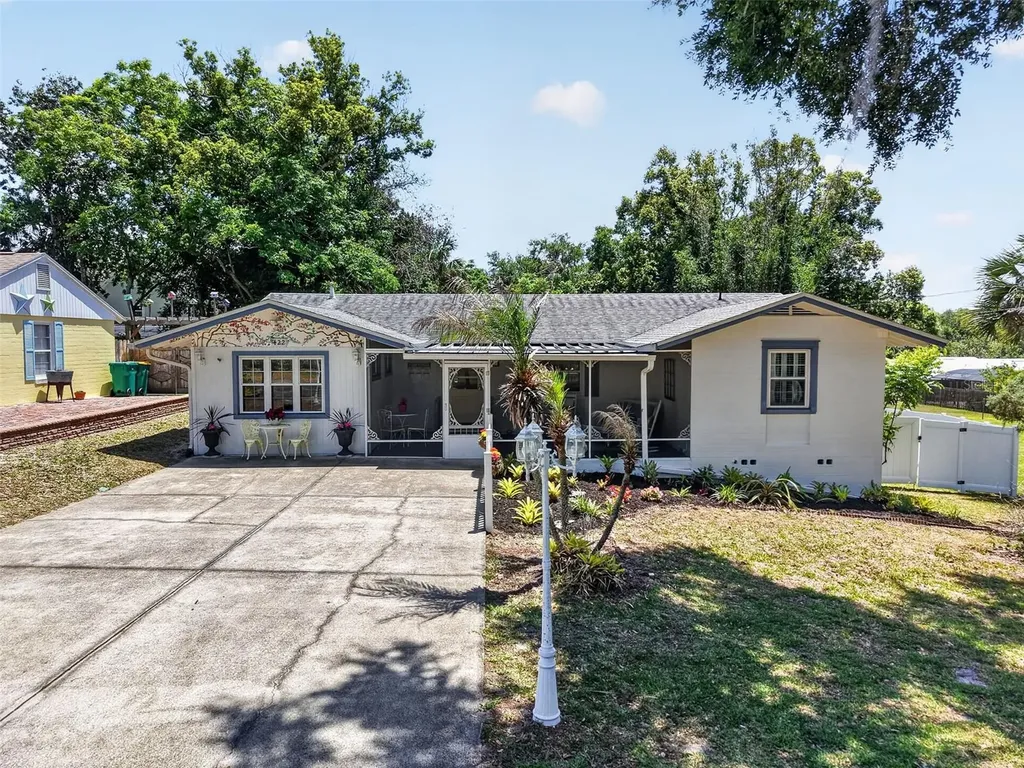 422 W 11th Avenue Mount Dora FL 32757