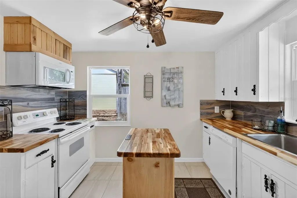422 W 11th Avenue Mount Dora FL 32757