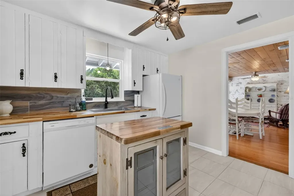 422 W 11th Avenue Mount Dora FL 32757