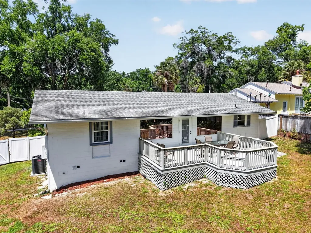 422 W 11th Avenue Mount Dora FL 32757
