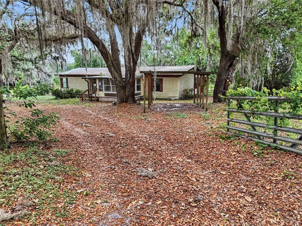 18007 SE 90th Street Ocklawaha FL 32179