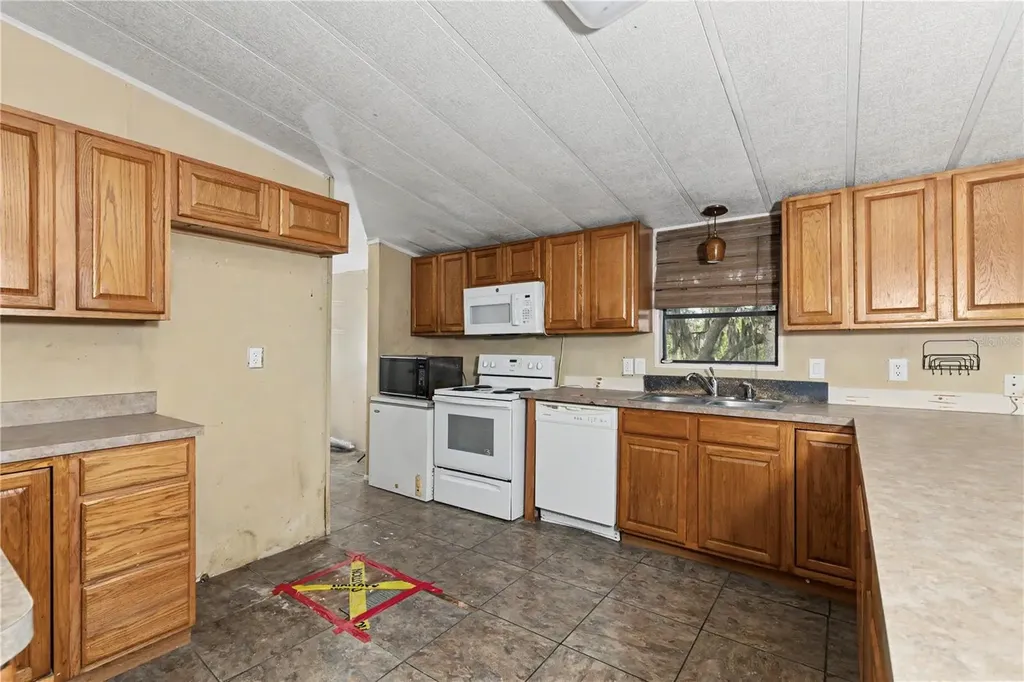 18007 SE 90th Street Ocklawaha FL 32179