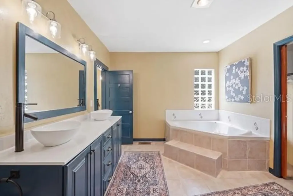 511 E Mirror Lake Drive Fruitland Park FL 34731