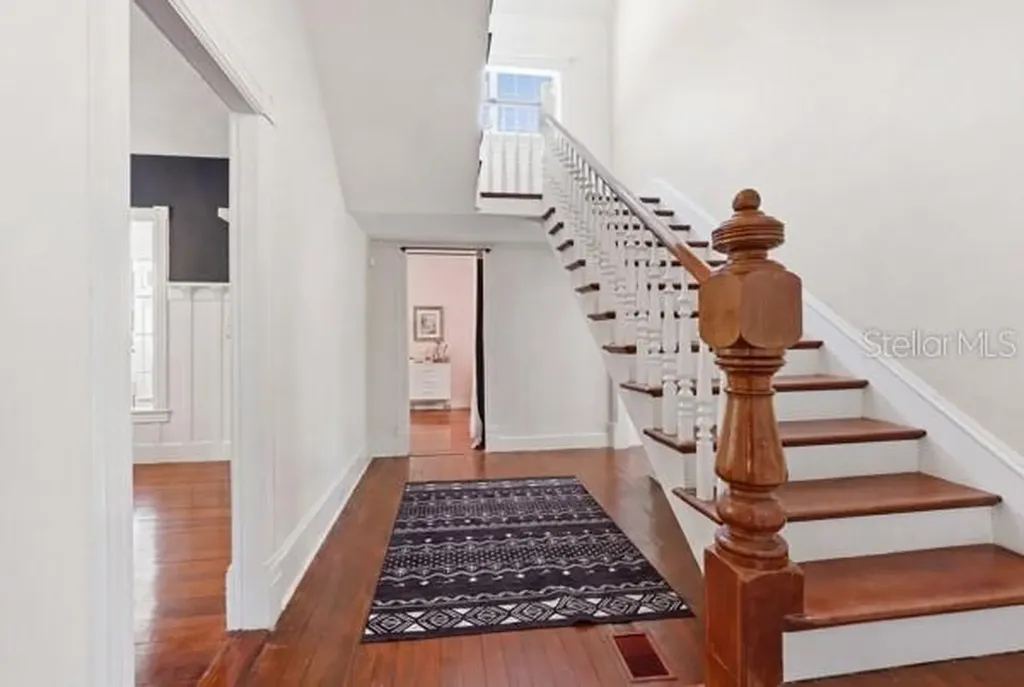 511 E Mirror Lake Drive Fruitland Park FL 34731