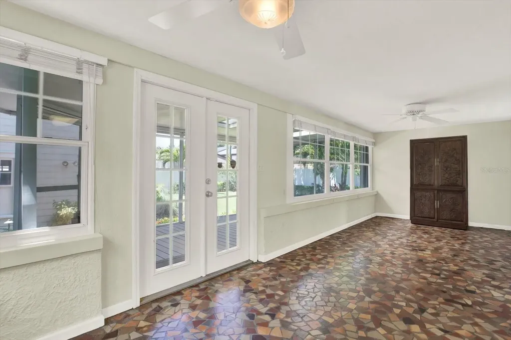 156 21st Avenue NE St Petersburg FL 33704