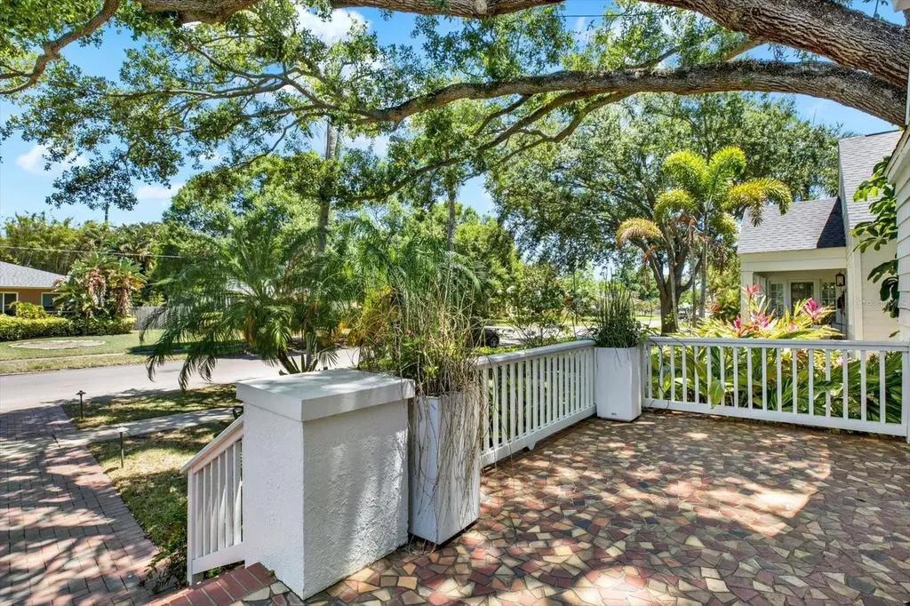 156 21st Avenue NE St Petersburg FL 33704