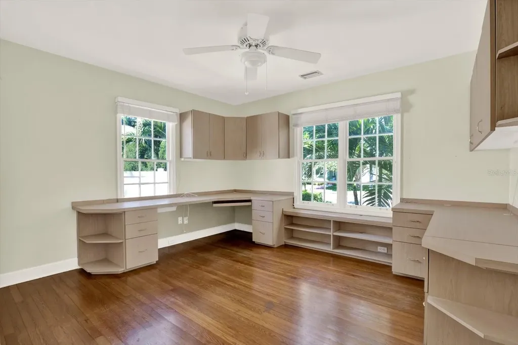 156 21st Avenue NE St Petersburg FL 33704