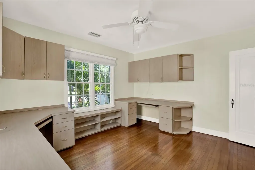 156 21st Avenue NE St Petersburg FL 33704