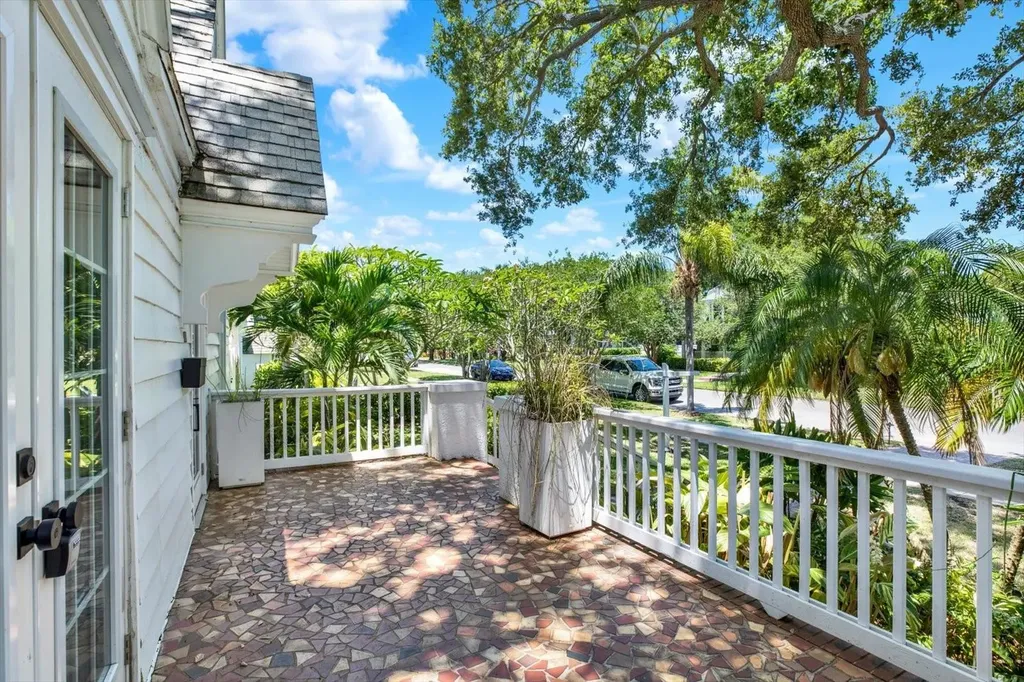 156 21st Avenue NE St Petersburg FL 33704
