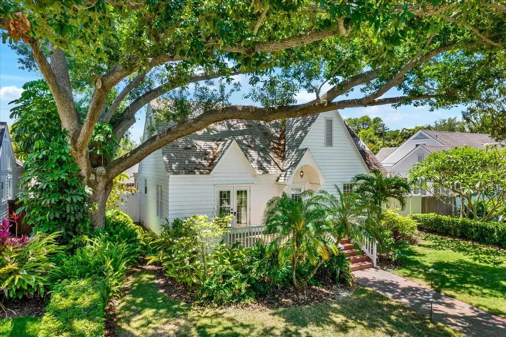 156 21st Avenue NE St Petersburg FL 33704
