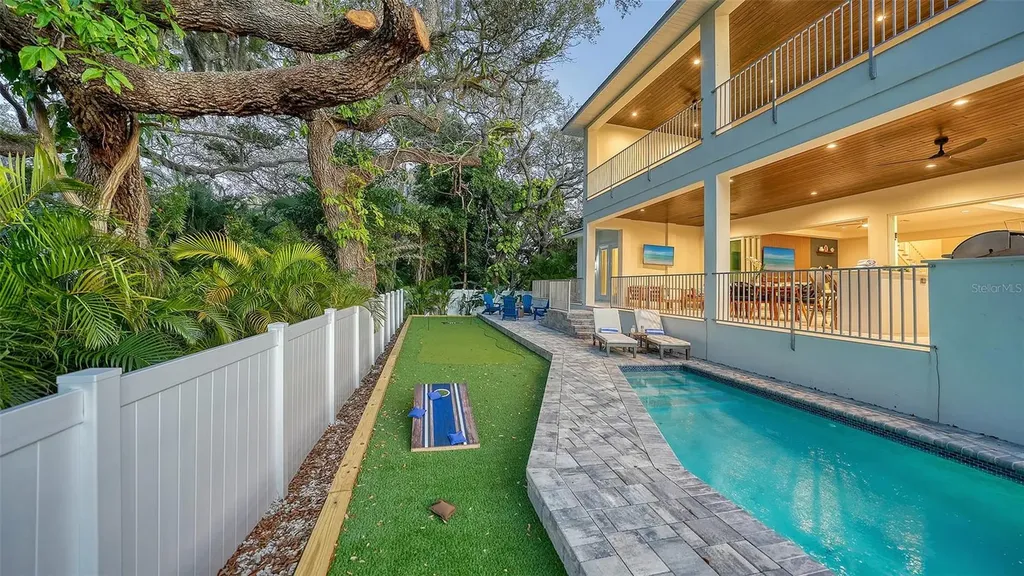 1537 Siesta Drive Sarasota FL 34239