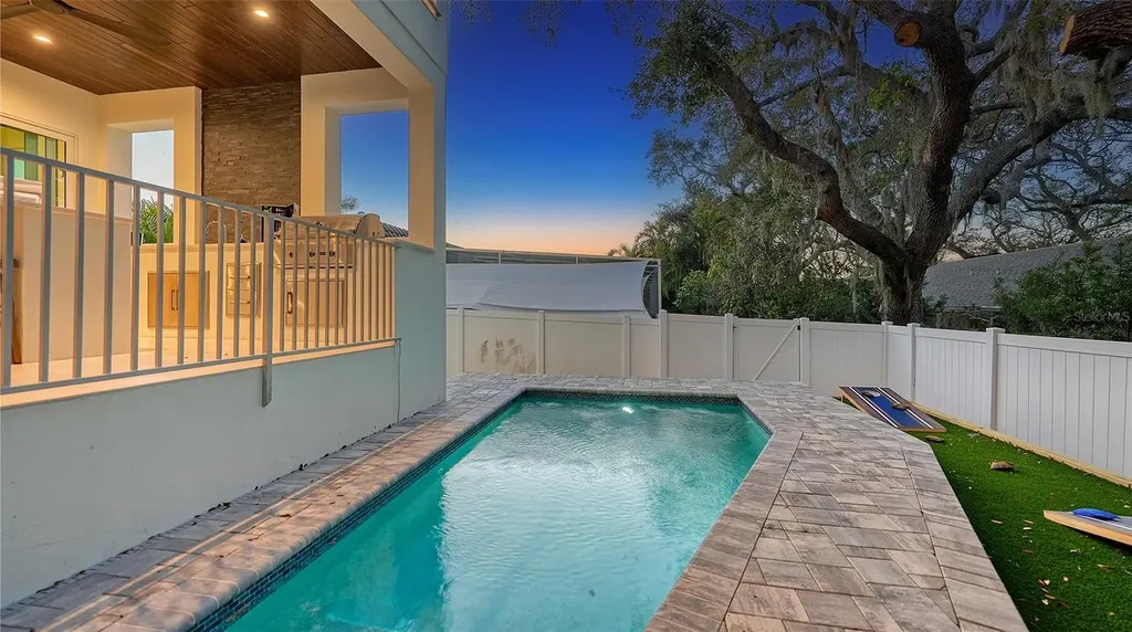 1537 Siesta Drive Sarasota FL 34239