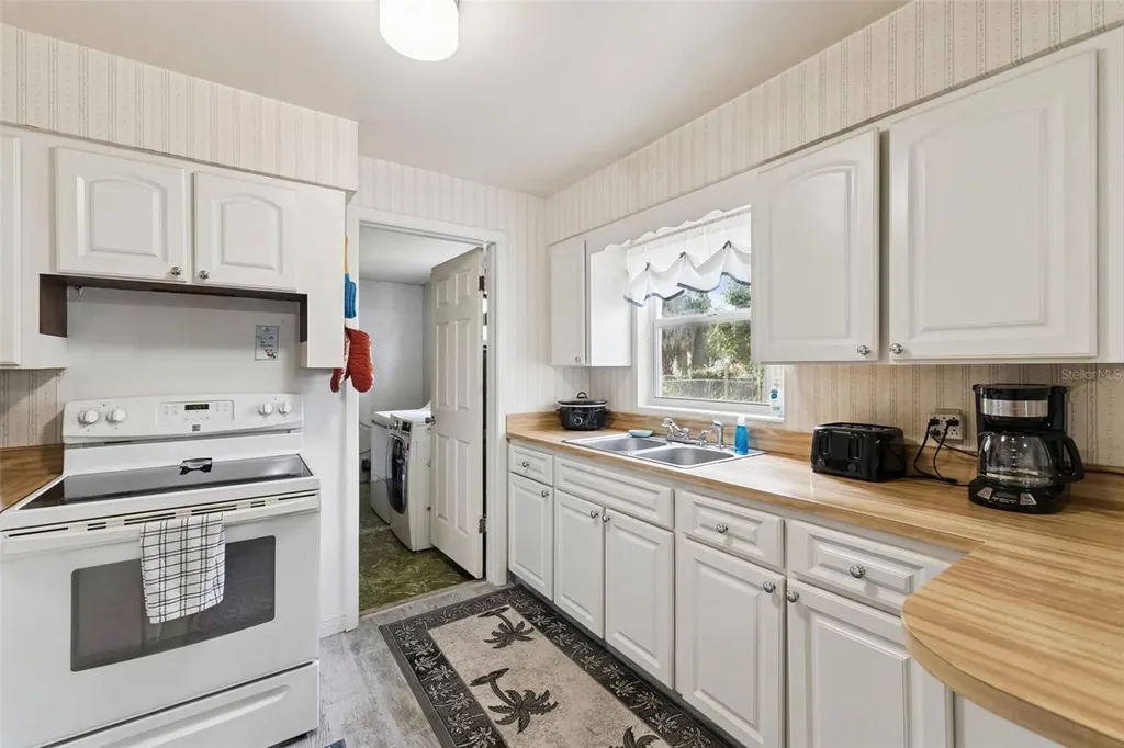 1152 Pineview Drive Daytona Beach FL 32117