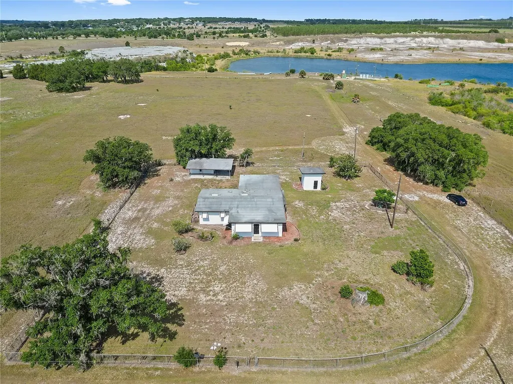 2425 Burns Avenue Lake Wales FL 33898