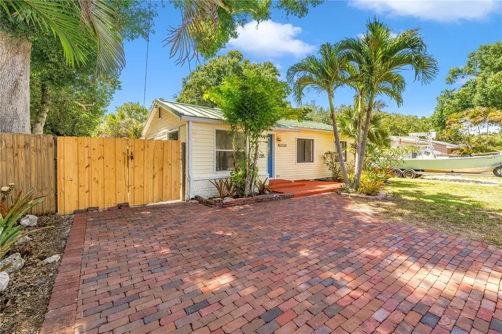 5032 19th Street N St Petersburg FL 33714