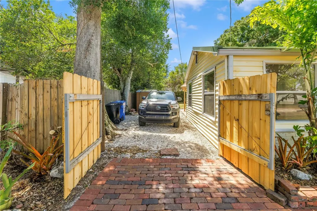 5032 19th Street N St Petersburg FL 33714
