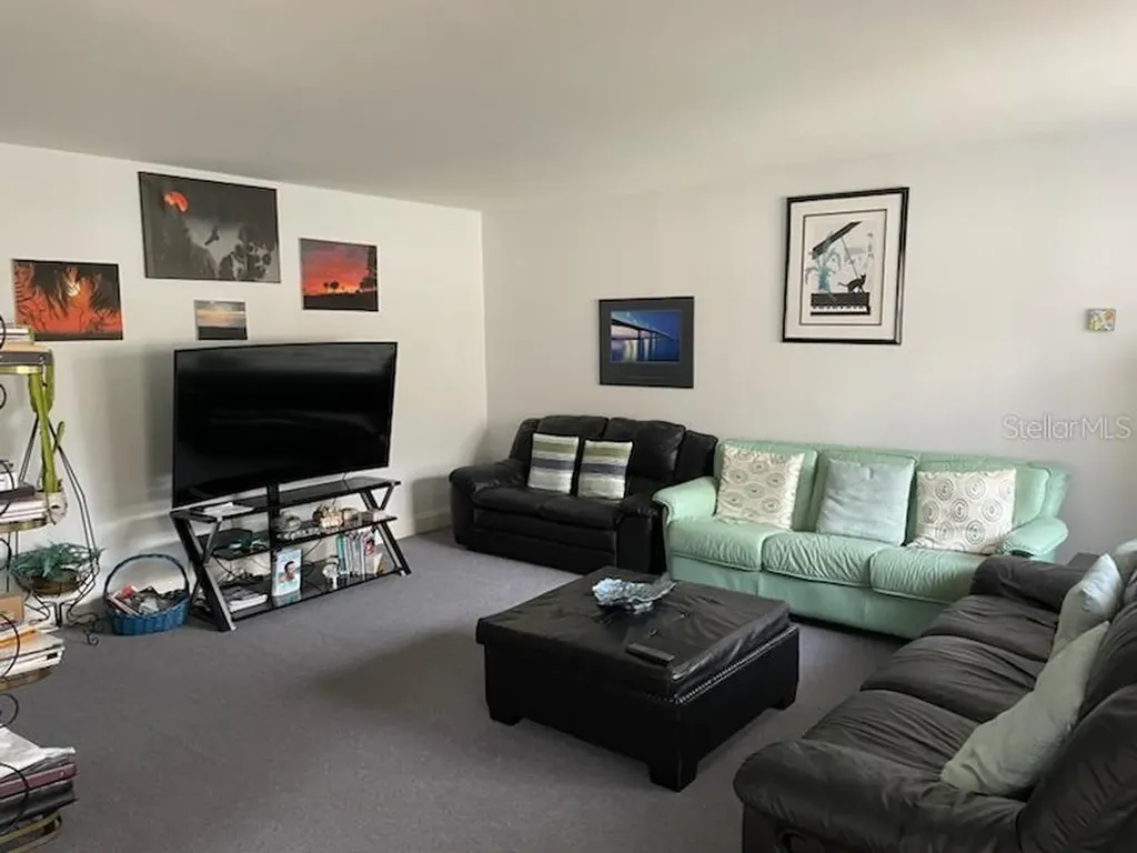 93 Saxony Delray Beach FL 33446