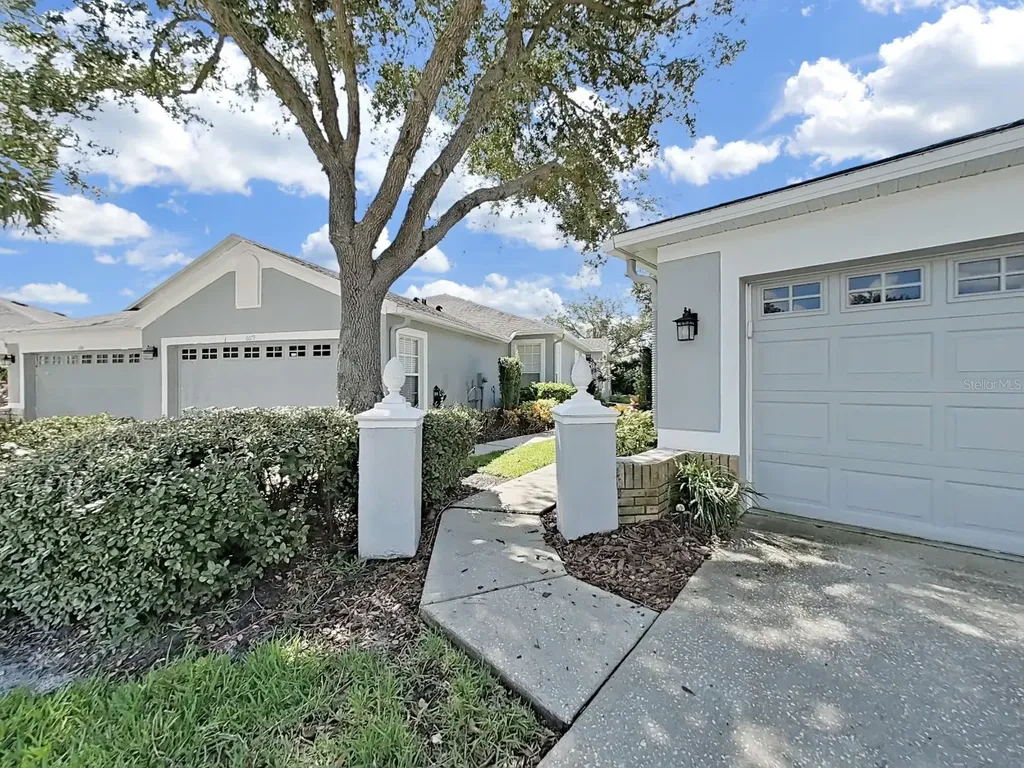 6077 Sandhill Ridge Drive Lithia FL 33547