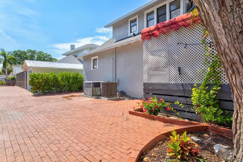 1523 1st Avenue W Bradenton FL 34205