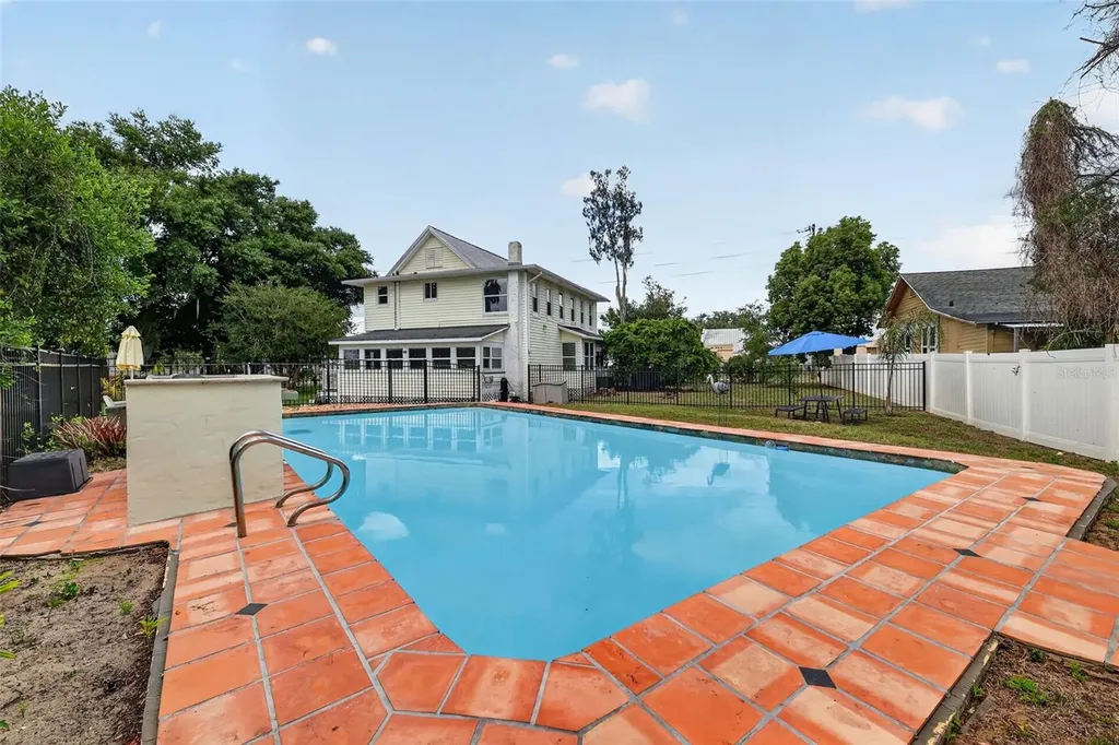 708 E Lemon Avenue Eustis FL 32726