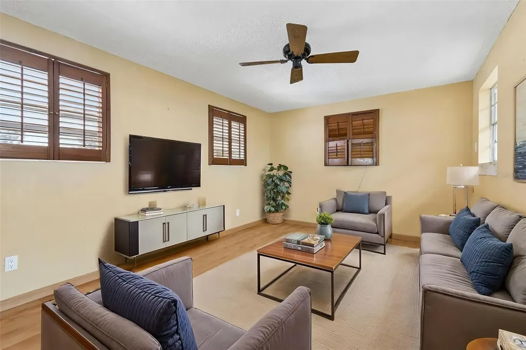 8806 Oak Circle Tampa FL 33615