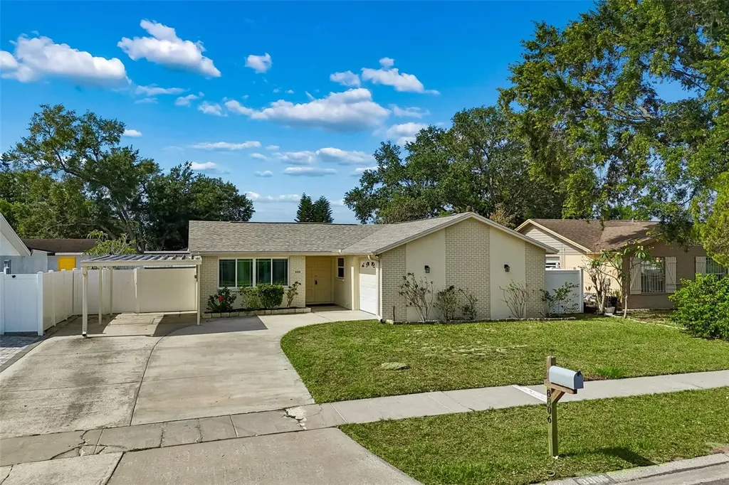 8806 Oak Circle Tampa FL 33615