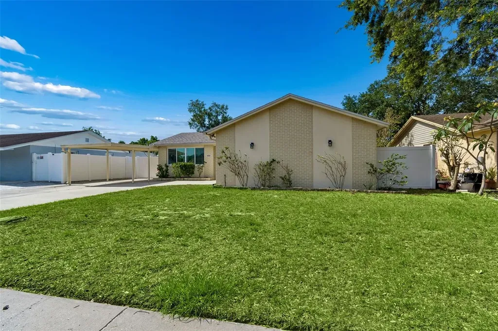 8806 Oak Circle Tampa FL 33615