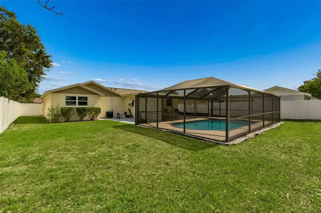8806 Oak Circle Tampa FL 33615
