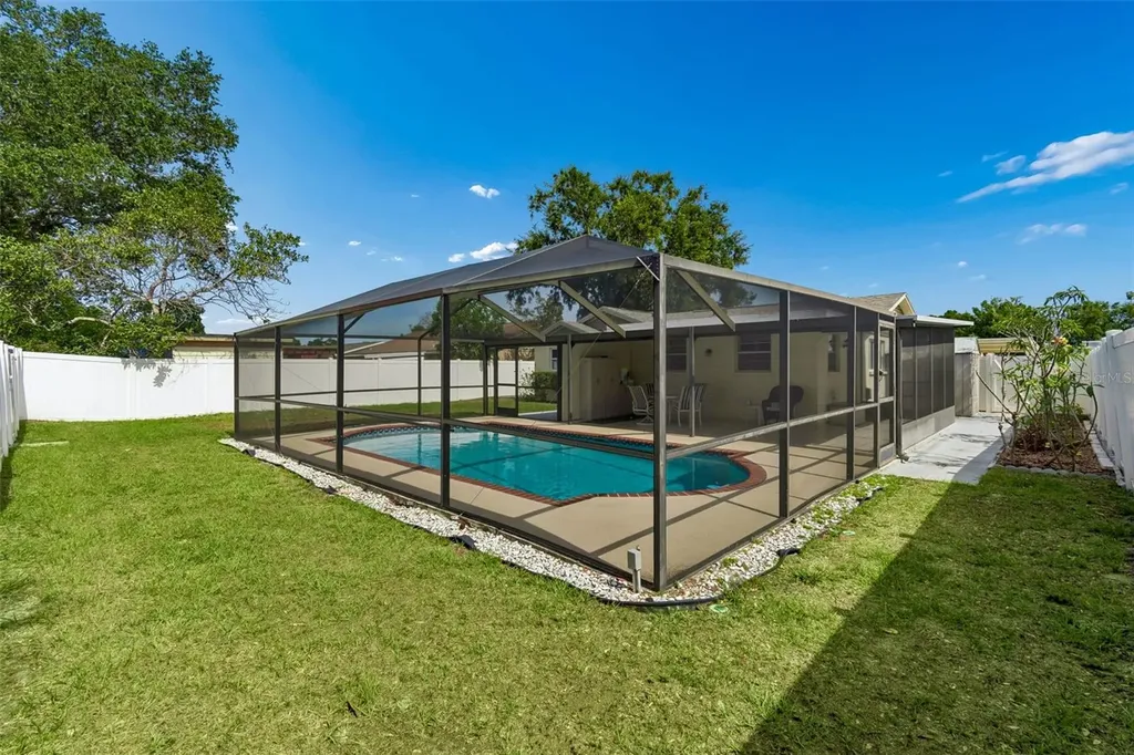 8806 Oak Circle Tampa FL 33615