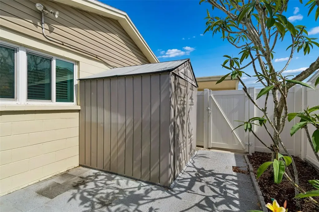 8806 Oak Circle Tampa FL 33615
