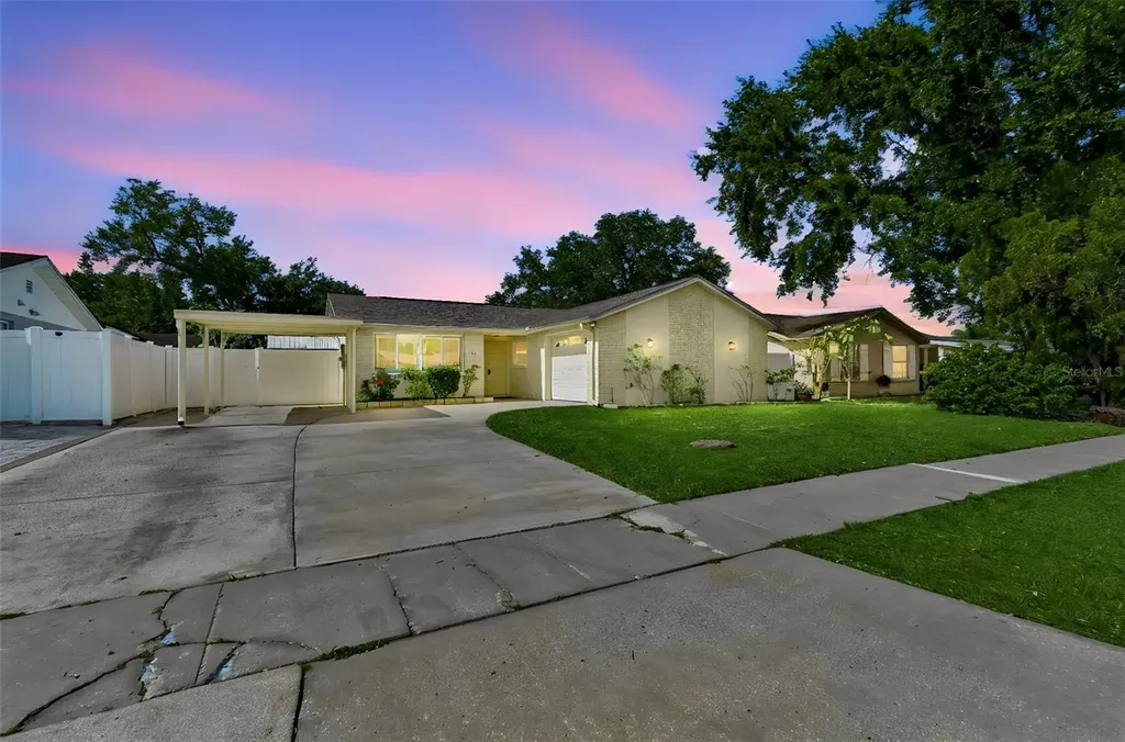 8806 Oak Circle Tampa FL 33615