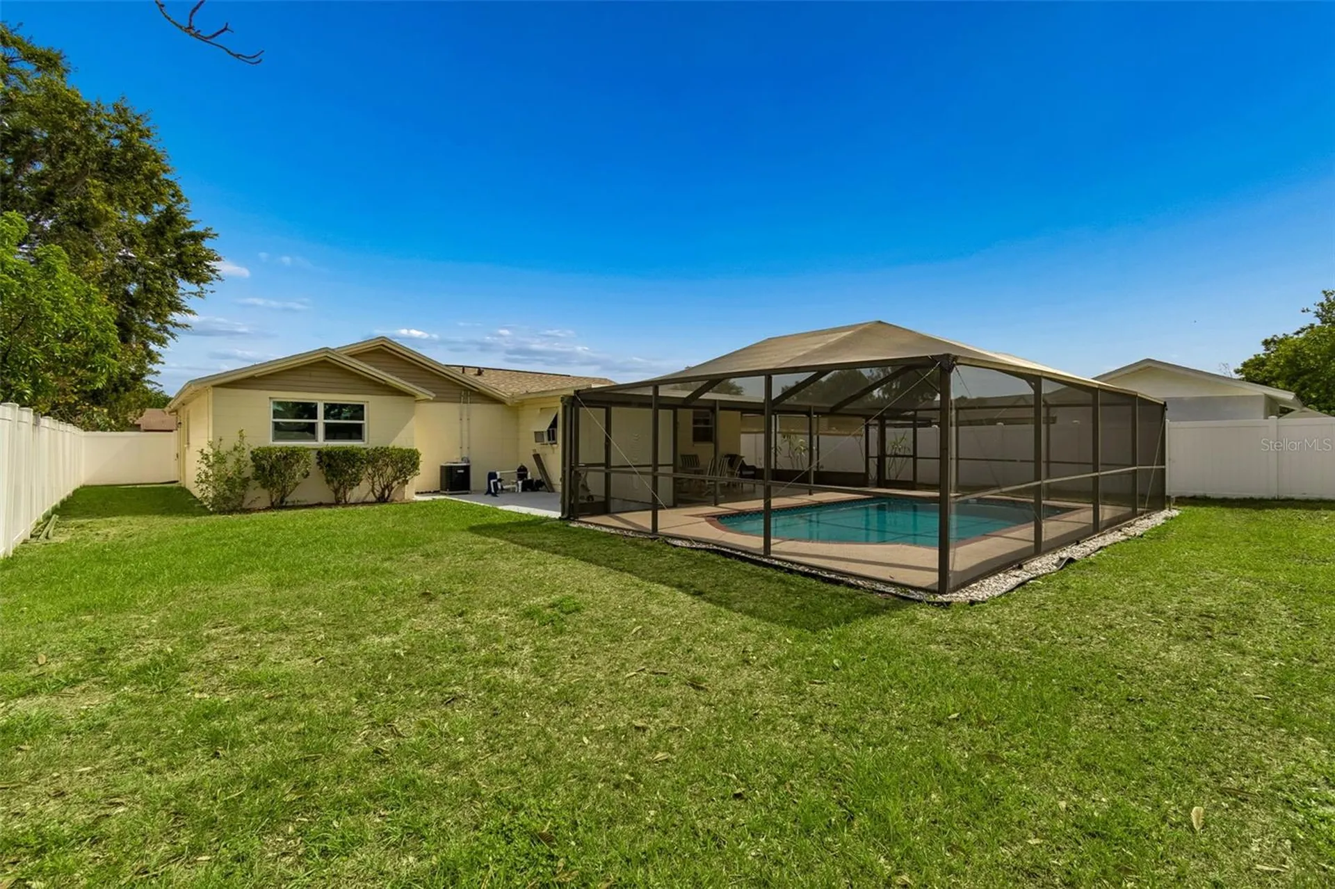 8806 Oak Circle Tampa FL 33615