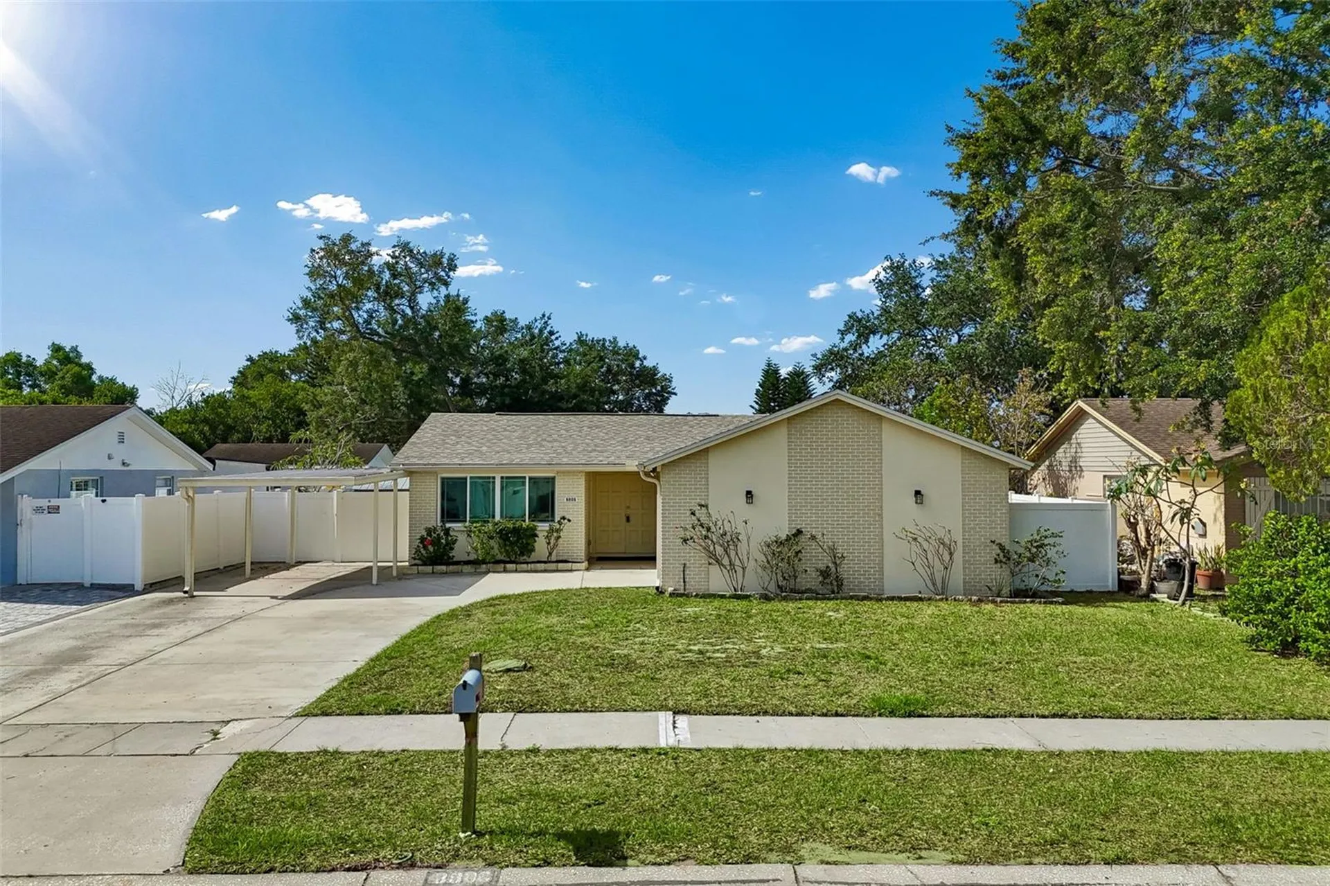 8806 Oak Circle Tampa FL 33615