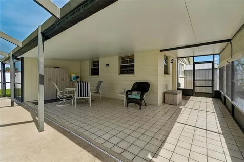 8806 Oak Circle Tampa FL 33615