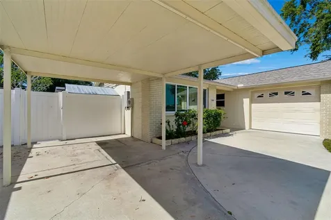 8806 Oak Circle Tampa FL 33615