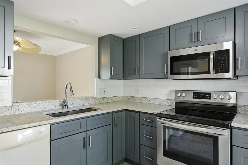 18 Windrush Bay Drive Tarpon Springs FL 34689