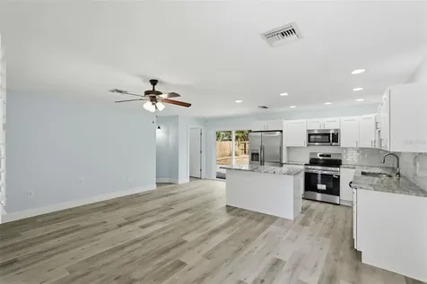 5654 Kiwanis Place NE St Petersburg FL 33703