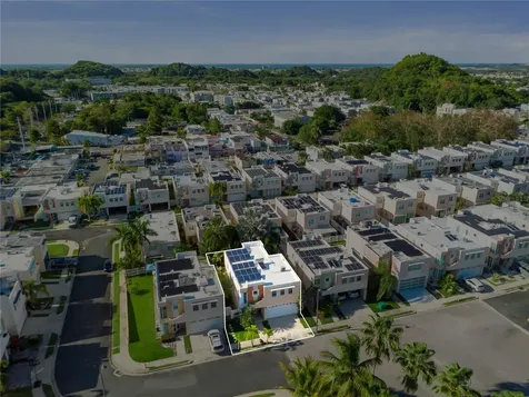Urb Mirabella Village 2 Calle Nacar Bayamon PR 00961