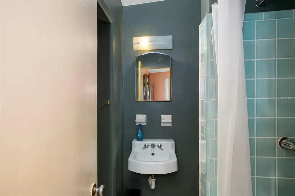 2742 S East Avenue Sarasota FL 34239